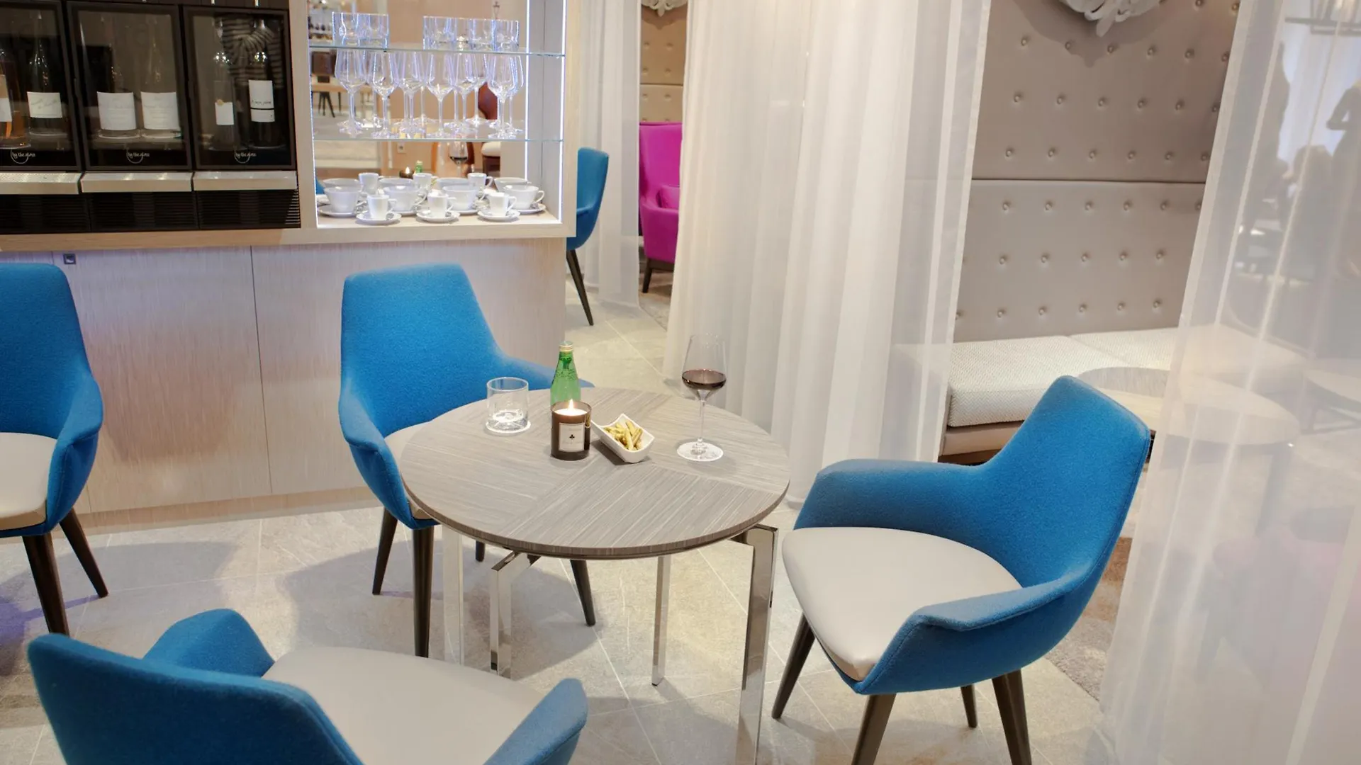Hotel La Lanterne & By Timhotel 4*